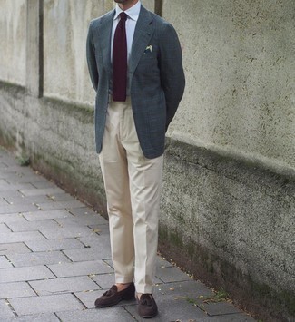 Comment porter un blazer écossais olive: Harmonise un blazer écossais olive avec un pantalon de costume beige pour un look classique et élégant. Termine ce look avec une paire de mocassins à pampilles en daim marron foncé.