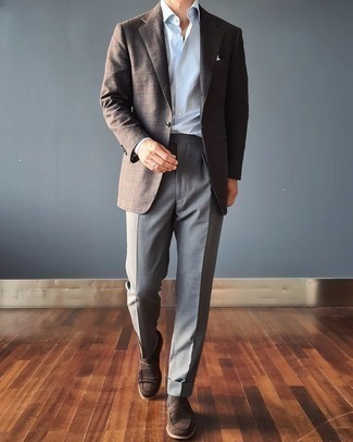 Comment porter un pantalon de costume gris: Opte pour un blazer en laine écossais marron foncé avec un pantalon de costume gris pour une silhouette classique et raffinée. Cette tenue est parfait avec une paire de slippers en daim marron foncé.