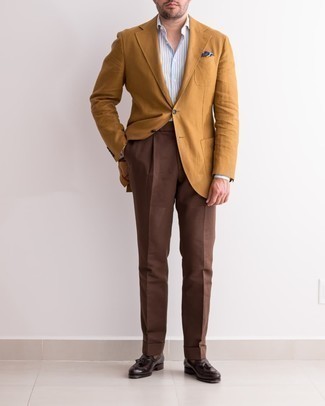 Comment porter un blazer marron avec des slippers en cuir marron pour un style elégantes quand il fait chaud: Associe un blazer marron avec un pantalon de costume marron pour un look pointu et élégant. Une paire de slippers en cuir marron est une option judicieux pour complèter cette tenue.