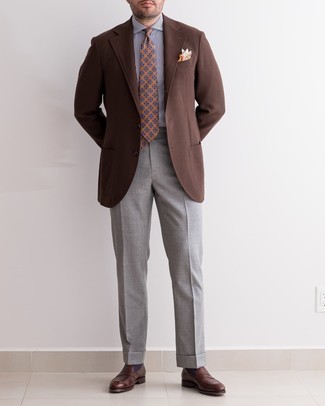 Comment porter une cravate imprimée orange: Essaie d'associer un blazer marron foncé avec une cravate imprimée orange pour un look pointu et élégant. Cette tenue est parfait avec une paire de slippers en cuir marron foncé.