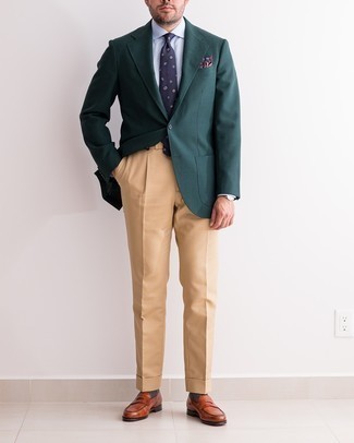 Comment porter un blazer vert foncé: Associe un blazer vert foncé avec un pantalon de costume marron clair pour dégager classe et sophistication. Une paire de slippers en cuir tabac est une option génial pour complèter cette tenue.