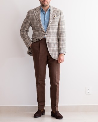 Comment porter un blazer beige: Essaie d'associer un blazer beige avec un pantalon de costume marron pour un look pointu et élégant. Complète ce look avec une paire de slippers en daim marron foncé.