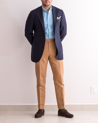 Comment porter un pantalon de costume marron à 30 ans: Harmonise un blazer bleu marine avec un pantalon de costume marron pour une silhouette classique et raffinée. Complète ce look avec une paire de slippers en daim marron foncé.