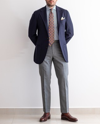 Comment porter une cravate moutarde: Pense à marier un blazer bleu marine avec une cravate moutarde pour un look pointu et élégant. Jouez la carte décontractée pour les chaussures et complète cet ensemble avec une paire de slippers en cuir marron foncé.