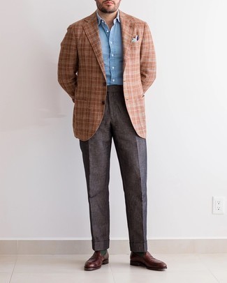 Comment porter un blazer écossais marron: Pense à associer un blazer écossais marron avec un pantalon de costume marron foncé pour une silhouette classique et raffinée. Complète ce look avec une paire de slippers en cuir marron foncé.
