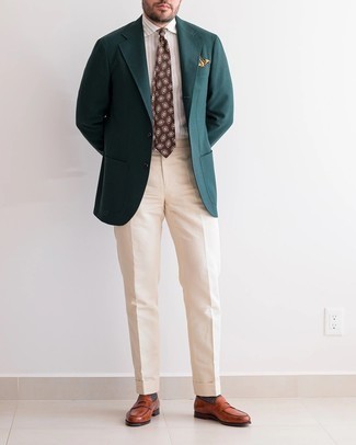 Comment porter une cravate imprimée marron foncé: Opte pour un blazer vert foncé avec une cravate imprimée marron foncé pour un look classique et élégant. Cette tenue est parfait avec une paire de slippers en cuir tabac.