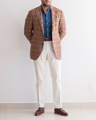Tenue: Blazer écossais marron, Chemise de ville en chambray bleu marine, Pantalon de costume blanc, Slippers en cuir marron foncé
