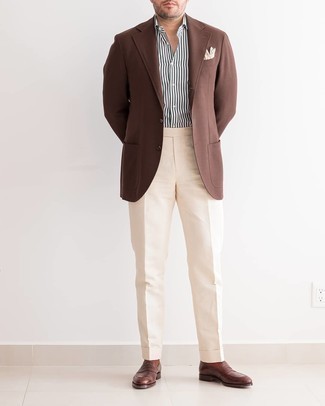 Comment porter un blazer marron en été: Associe un blazer marron avec un pantalon de costume beige pour un look pointu et élégant. Une paire de slippers en cuir marron foncé est une option judicieux pour complèter cette tenue. Cette tenue est vraiment très estivale.