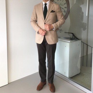 Comment porter une cravate vert foncé: Pense à porter un blazer marron clair et une cravate vert foncé pour dégager classe et sophistication. Cet ensemble est parfait avec une paire de chaussures richelieu en daim marron.