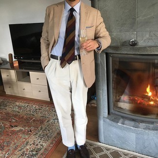Un blazer à porter avec un pantalon de costume blanc: Pense à associer un blazer avec un pantalon de costume blanc pour un look classique et élégant. Cette tenue se complète parfaitement avec une paire de slippers en cuir marron foncé.