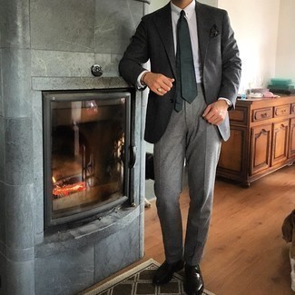 Comment porter une cravate vert foncé: Associe un blazer en laine gris foncé avec une cravate vert foncé pour un look classique et élégant. D'une humeur créatrice? Assortis ta tenue avec une paire de slippers en cuir marron foncé.