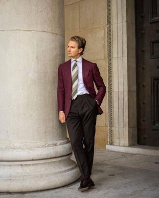 Comment porter une cravate à rayures horizontales multicolore: L'association d'un blazer bordeaux et d'une cravate à rayures horizontales multicolore peut te démarquer de la foule. Assortis ce look avec une paire de mocassins à pampilles en cuir marron foncé.