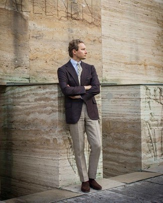 Comment porter un pantalon de costume en lin gris: L'association d'un blazer marron foncé et d'un pantalon de costume en lin gris peut te démarquer de la foule. Une paire de slippers en daim marron foncé est une option astucieux pour complèter cette tenue.