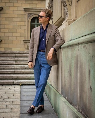 Comment porter un blazer marron: Choisis un blazer marron et un pantalon de costume bleu pour un look pointu et élégant. Cet ensemble est parfait avec une paire de mocassins à pampilles en cuir marron foncé.