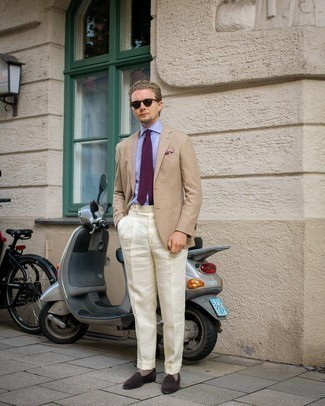 Des slippers à porter avec un blazer beige: Pense à opter pour un blazer beige et un pantalon de costume blanc pour un look pointu et élégant. Cette tenue est parfait avec une paire de slippers.