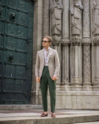 Comment porter un blazer beige: Essaie de marier un blazer beige avec un pantalon de costume vert foncé pour un look pointu et élégant. Cet ensemble est parfait avec une paire de mocassins à pampilles en cuir tressés marron.