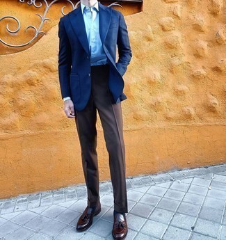 Comment porter un pantalon de costume marron foncé: Essaie d'harmoniser un blazer bleu marine avec un pantalon de costume marron foncé pour un look pointu et élégant. Complète ce look avec une paire de mocassins à pampilles en cuir marron foncé.