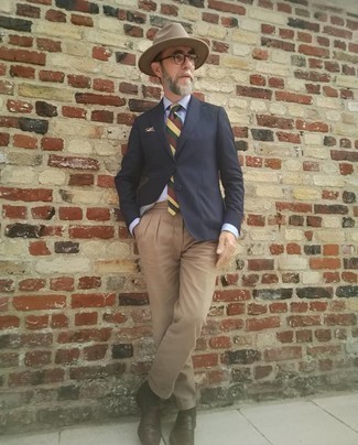 Comment porter une cravate multicolore après 50 ans: Harmonise un blazer bleu marine avec une cravate multicolore pour un look classique et élégant. Si tu veux éviter un look trop formel, complète cet ensemble avec une paire de slippers en cuir marron foncé.