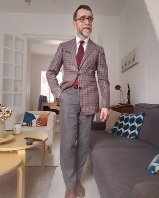 Comment porter une veste marron après 50 ans: Essaie d'associer une veste marron avec un pantalon de costume gris pour un look pointu et élégant. Ajoute une paire de chaussures richelieu en cuir marron à ton look pour une amélioration instantanée de ton style.