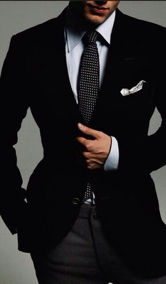 Tenue: Blazer noir, Chemise de ville en chambray grise, Pantalon de costume en laine gris foncé, Cravate á pois noire et blanche