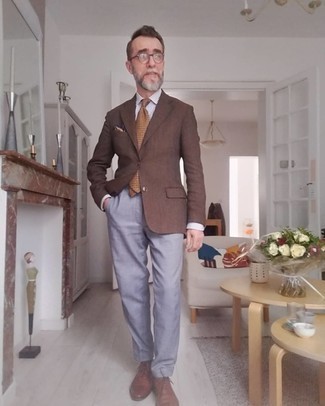 Comment porter une cravate imprimée moutarde: Pense à porter un blazer marron et une cravate imprimée moutarde pour dégager classe et sophistication. Termine ce look avec une paire de chaussures richelieu en cuir marron.