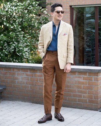 Comment porter un blazer en lin beige: Opte pour un blazer en lin beige avec un pantalon de costume marron pour dégager classe et sophistication. Cet ensemble est parfait avec une paire de mocassins à pampilles en cuir marron foncé.