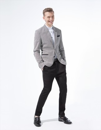Des slippers à porter avec un pantalon de costume noir à 30 ans: Porte un blazer en laine gris et un pantalon de costume noir pour un look classique et élégant. Complète ce look avec une paire de slippers.
