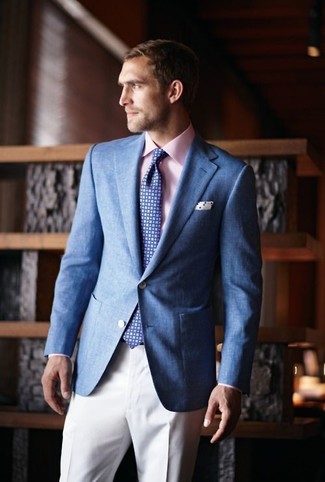 Comment porter une cravate géométrique bleue: Pense à marier un blazer bleu avec une cravate géométrique bleue pour dégager classe et sophistication.
