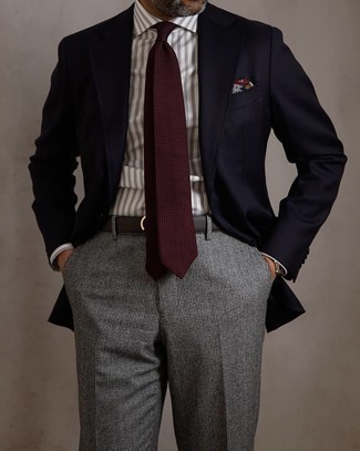 Comment porter un pantalon de costume à carreaux gris foncé: Harmonise un blazer bleu marine avec un pantalon de costume à carreaux gris foncé pour un look pointu et élégant.