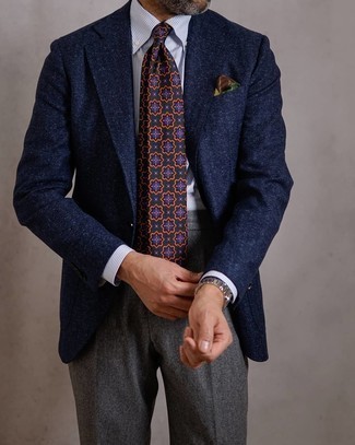 Comment porter un pantalon de costume en laine gris: Harmonise un blazer bleu marine avec un pantalon de costume en laine gris pour un look pointu et élégant.
