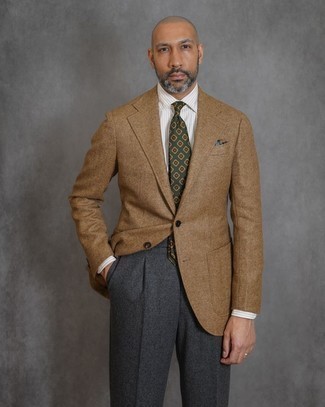 Comment porter un blazer en laine à chevrons beige: Opte pour un blazer en laine à chevrons beige avec un pantalon de costume en laine gris foncé pour un look pointu et élégant.