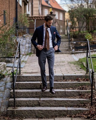 Comment porter des slippers en cuir tabac: Associe un blazer bleu marine avec un pantalon de costume gris pour un look classique et élégant. Une paire de slippers en cuir tabac est une option judicieux pour complèter cette tenue.