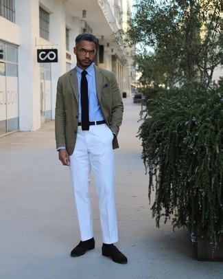 Comment s'habiller après 40 ans: Pense à marier un blazer olive avec un pantalon de costume blanc pour dégager classe et sophistication. Cette tenue se complète parfaitement avec une paire de slippers en daim noirs.