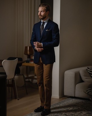 Comment porter un pantalon de costume marron: Pense à marier un blazer bleu marine avec un pantalon de costume marron pour un look pointu et élégant. Une paire de mocassins à pampilles en cuir noirs est une option génial pour complèter cette tenue.
