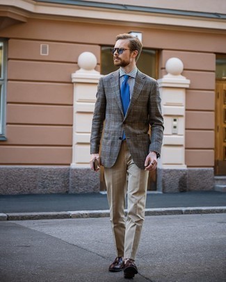 Comment porter une cravate bleue: Associe un blazer écossais marron foncé avec une cravate bleue pour un look classique et élégant. Complète ce look avec une paire de mocassins à pampilles en cuir marron foncé.