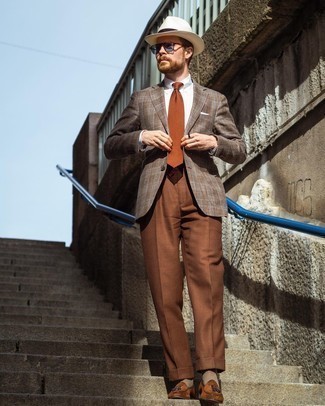 Comment porter une cravate tabac: Fais l'expérience d'un style élégant et raffiné avec un blazer écossais marron et une cravate tabac. Complète ce look avec une paire de mocassins à pampilles en daim marron.