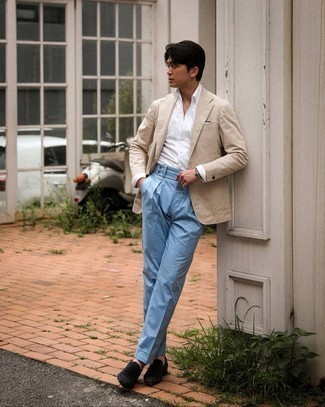 Comment porter des slippers avec un blazer: Opte pour un blazer avec un pantalon de costume bleu clair pour un look pointu et élégant. Cette tenue se complète parfaitement avec une paire de slippers.