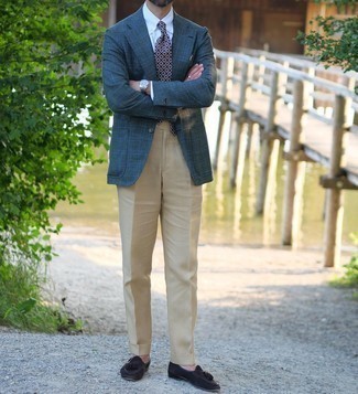 Comment porter des slippers en daim noirs: Choisis un blazer écossais bleu marine et un pantalon de costume beige pour un look classique et élégant. Une paire de slippers en daim noirs est une option génial pour complèter cette tenue.