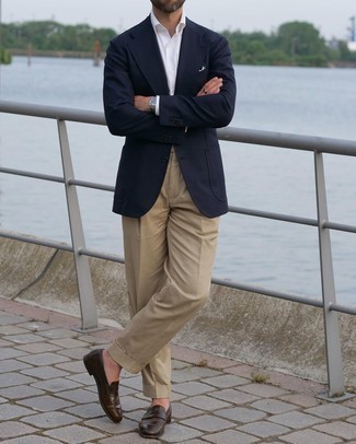 Comment porter un pantalon de costume marron clair avec un blazer bleu marine à 30 ans: Pense à opter pour un blazer bleu marine et un pantalon de costume marron clair pour une silhouette classique et raffinée. Une paire de slippers en cuir marron foncé est une option avisé pour complèter cette tenue.
