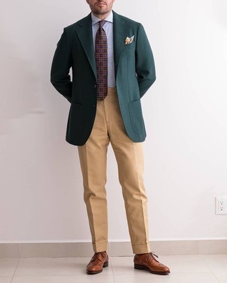 Comment porter une cravate imprimée vert foncé: Pense à opter pour un blazer vert foncé et une cravate imprimée vert foncé pour un look pointu et élégant. Une paire de chaussures brogues en cuir marron est une option astucieux pour complèter cette tenue.