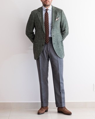 Comment porter un blazer en laine vert foncé: Pense à harmoniser un blazer en laine vert foncé avec un pantalon de costume gris pour une silhouette classique et raffinée. Une paire de chaussures derby en daim marron foncé est une option génial pour complèter cette tenue.