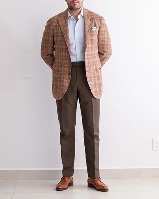 Comment porter un blazer écossais marron: Associer un blazer écossais marron et un pantalon de costume marron foncé créera un look pointu et élégant. Une paire de chaussures brogues en cuir tabac est une option génial pour complèter cette tenue.