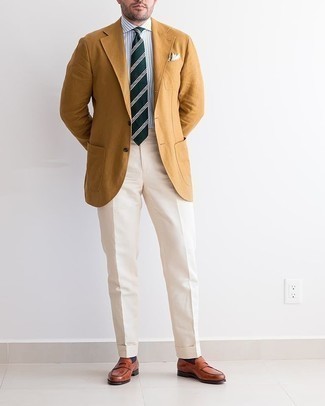 Comment porter des slippers avec un blazer: Essaie d'associer un blazer avec un pantalon de costume beige pour dégager classe et sophistication. Complète ce look avec une paire de slippers.
