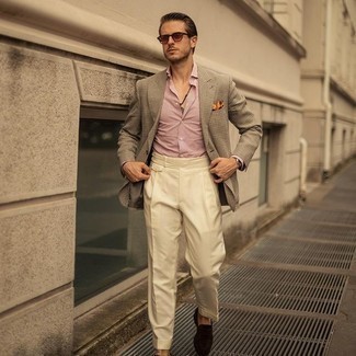 Un blazer à porter avec un pantalon de costume beige quand il fait chaud à 30 ans: Porte un blazer et un pantalon de costume beige pour un look classique et élégant. Une paire de slippers en daim marron foncé est une option parfait pour complèter cette tenue.