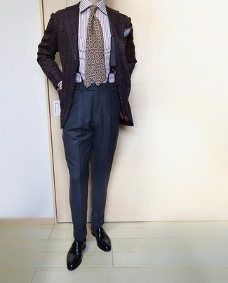 Comment porter des bretelles gris foncé: Harmonise un blazer écossais marron foncé avec des bretelles gris foncé pour un look confortable et décontracté. D'une humeur créatrice? Assortis ta tenue avec une paire de slippers en cuir noirs.