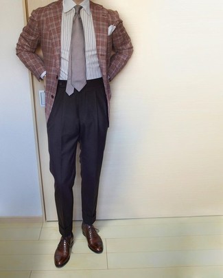 Comment porter une cravate à rayures horizontales marron: Associe un blazer écossais marron avec une cravate à rayures horizontales marron pour un look classique et élégant. Rehausse cet ensemble avec une paire de chaussures richelieu en cuir marron foncé.