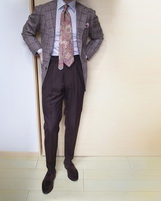 Comment porter une cravate imprimée cachemire multicolore: Porte un blazer à carreaux marron et une cravate imprimée cachemire multicolore pour dégager classe et sophistication. Une paire de slippers en velours marron foncé est une option parfait pour complèter cette tenue.