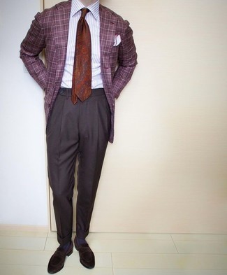 Comment porter un blazer écossais bordeaux: Harmonise un blazer écossais bordeaux avec un pantalon de costume marron foncé pour un look classique et élégant. Une paire de slippers en velours marron foncé est une option parfait pour complèter cette tenue.