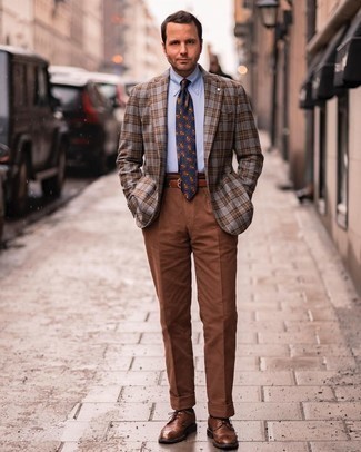 Comment porter des chaussures brogues en cuir marron: Choisis un blazer en laine écossais marron et un pantalon de costume marron pour un look pointu et élégant. Assortis ce look avec une paire de chaussures brogues en cuir marron.