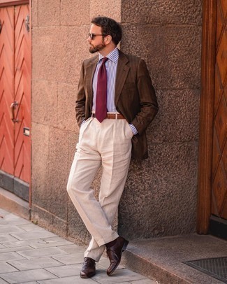 Comment porter une cravate rouge: Essaie d'associer un blazer marron avec une cravate rouge pour une silhouette classique et raffinée. Cette tenue est parfait avec une paire de chaussures richelieu en cuir marron foncé.